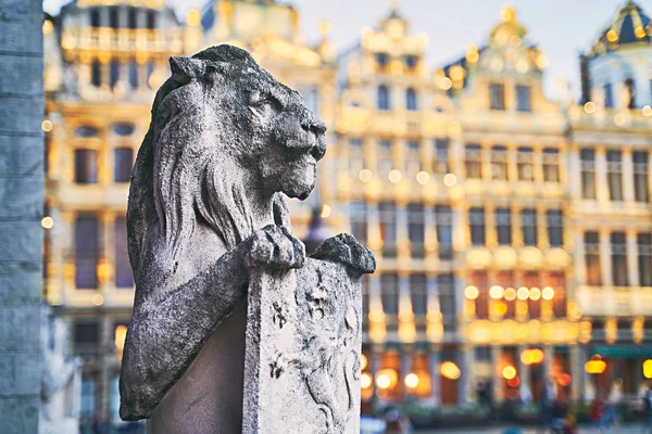 Estátua do leão na Grand Place em Bruxelas, Bélgica ao entardecer — Fotografia de Stock