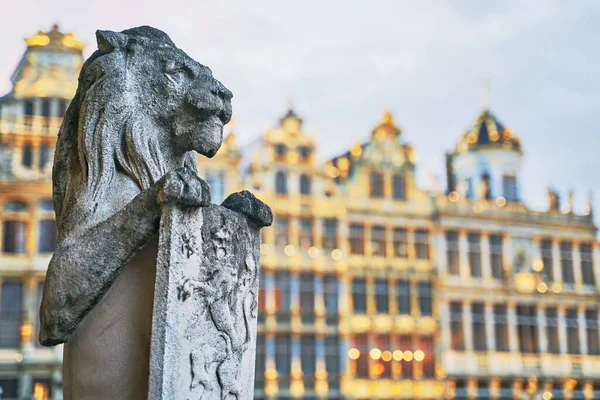 Löwenstatue auf dem Grand Place in Brüssel, Belgien in der Abenddämmerung — Stockfoto