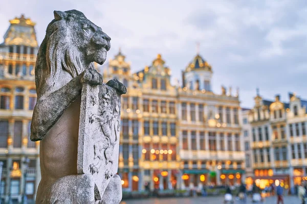 Löwenstatue auf dem Grand Place in Brüssel, Belgien in der Abenddämmerung — Stockfoto
