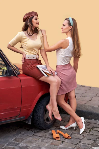 Jóvenes hermosas chicas vestidas en estilo retro vintage disfrutando del viejo estilo de vida de la ciudad europea — Foto de Stock