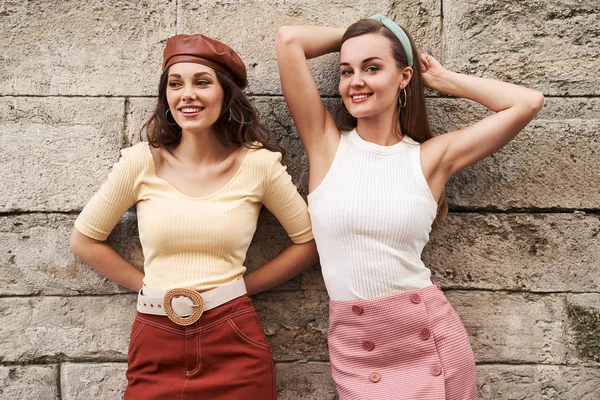 Jóvenes hermosas chicas vestidas en estilo retro vintage disfrutando del viejo estilo de vida de la ciudad europea — Foto de Stock
