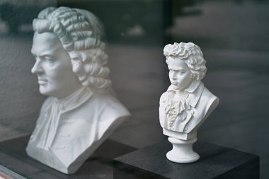Ludwig van Beethoven ve Wolfgang Amadeus Mozart 'ın beyaz alçıtaşı büstleri. Ünlü besteciler.