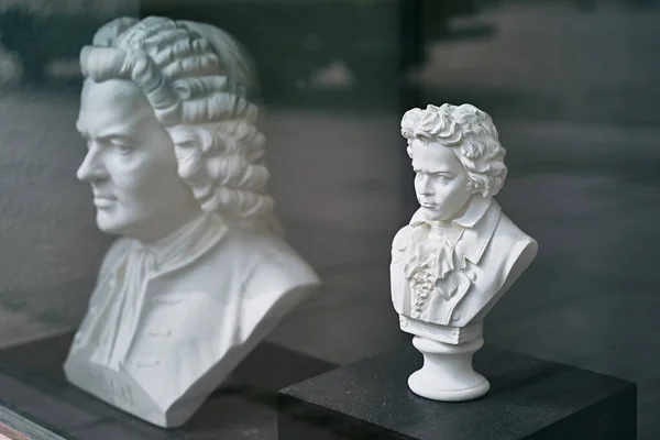 Ludwig van Beethoven ve Wolfgang Amadeus Mozart 'ın beyaz alçıtaşı büstleri. Ünlü besteciler.