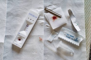 Negatif test sonucu, bir mutfak masasında COVID-19 'un yeni koronavirüsü için hızlı test cihazı kullanılması..