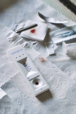 Negatif test sonucu, bir mutfak masasında COVID-19 'un yeni koronavirüsü için hızlı test cihazı kullanılması..