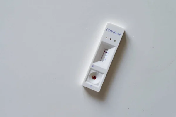 Negatif test sonucu, bir mutfak masasında COVID-19 'un yeni koronavirüsü için hızlı test cihazı kullanılması..
