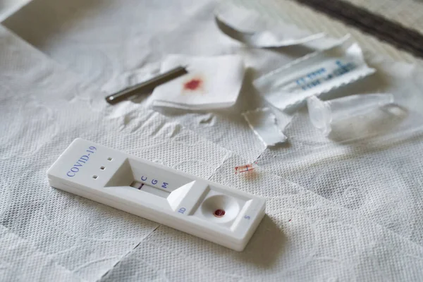 Negatif test sonucu, bir mutfak masasında COVID-19 'un yeni koronavirüsü için hızlı test cihazı kullanılması..