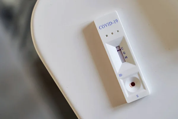 家庭厨房桌上COVID-19新型头孢病毒快速检测装置的阴性检测结果. — 图库照片
