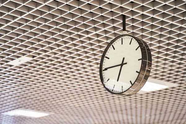 Moderní hodiny s ciferníkem na strukturovaném pozadí stěny v černé a bílé s chromem — Stock fotografie