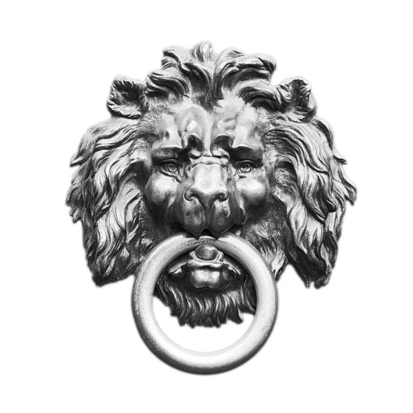 Tête de lion en bronze vintage en noir et blanc isolé sur fond blanc — Photo
