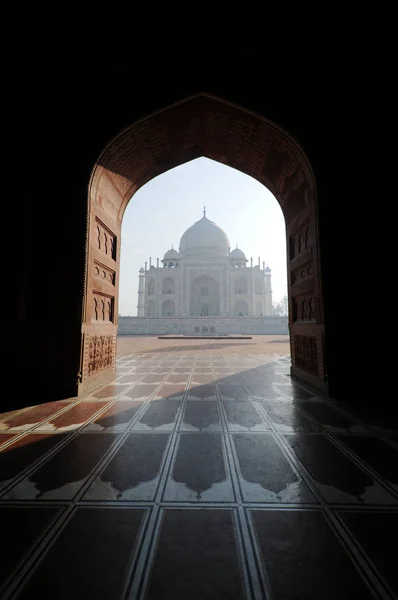 Taj Mahal görüntülemek gelen cami kapı arasında sabahın erken saatlerinde — Stok fotoğraf