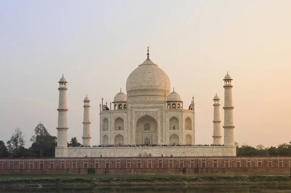 Gün batımı sırasında nehrin Taj Mahal — Stok fotoğraf
