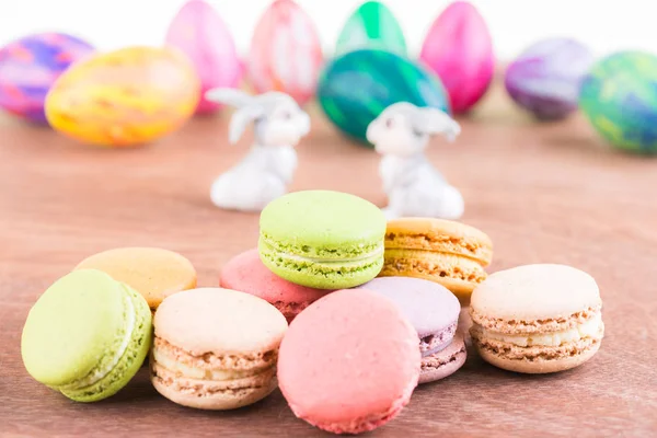 Macarons s velikonoční vajíčko a zajíčci — Stock fotografie