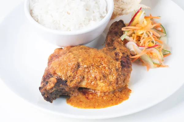 Klasszikus csirke Rendang, rizzsel és zöldségekkel savanyúság — Stock Fotó