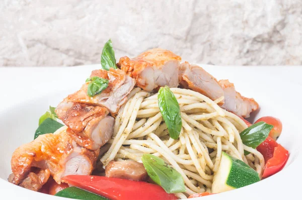 Spagetti med rostad kyckling och parmesan — Stockfoto