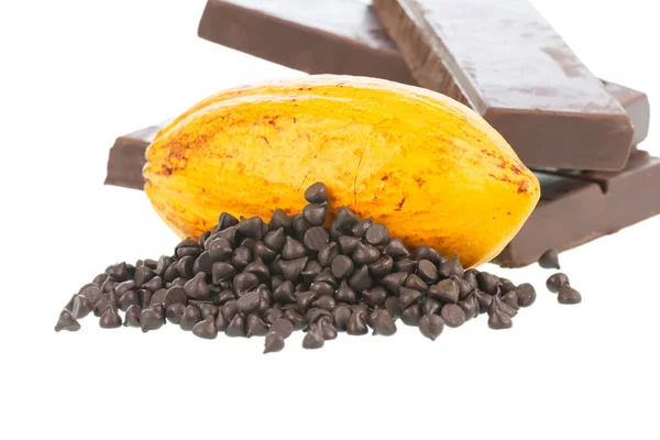 Свежий какао стручок, шоколадная стружка и шоколадные батончики — стоковое фото