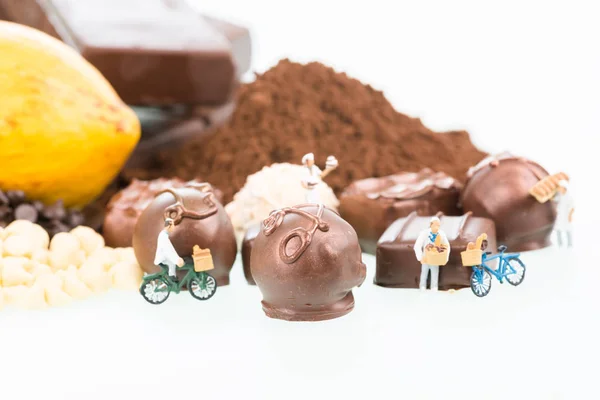 Chefs miniatura e trufas de chocolate de perto — Fotografia de Stock