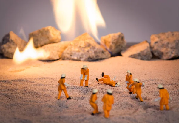 Bomberos en miniatura trabajando — Foto de Stock