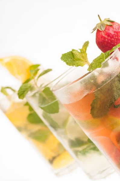 Erdbeer-Mojito-Cocktail aus nächster Nähe — Stockfoto