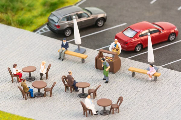 Miniatuur Mensen Een Stoep Cafe — Stockfoto
