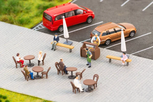 Miniatuur Mensen Een Stoep Cafe — Stockfoto