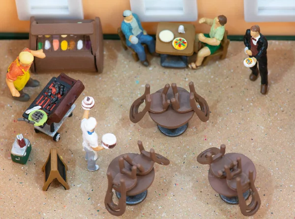 Soziale Distanzierungsregeln Mit Miniaturmenschen Restaurant — Stockfoto