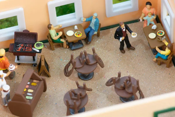 Regras Distanciamento Social Com Pessoas Miniaturas Restaurante — Fotografia de Stock
