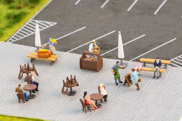 Sociale Afstandregels Met Miniatuurmensen Een Terrasje Rechtenvrije Stockafbeeldingen