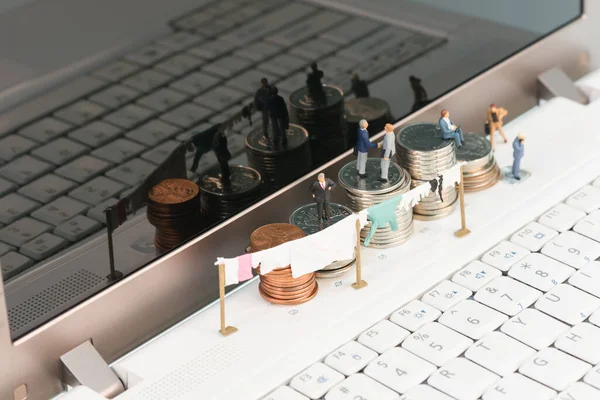 Geldwäschekonzept Mit Miniaturmenschen Wäscheleine Und Münzen Auf Laptop Ansicht — Stockfoto