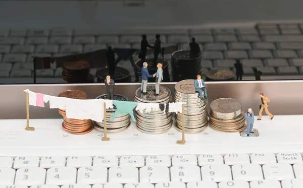 Geldwäschekonzept Mit Miniaturmenschen Und Münzen Laptop — Stockfoto