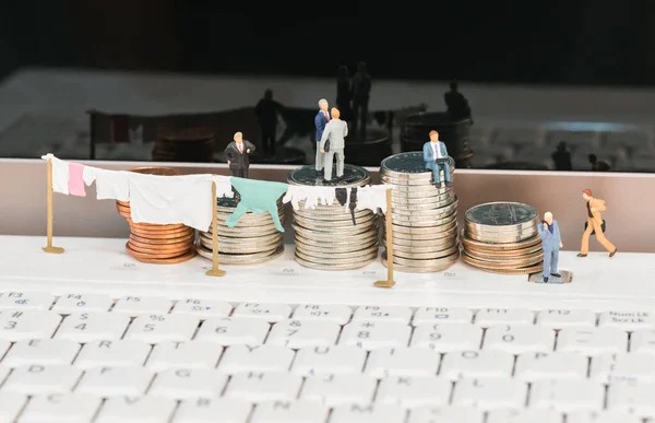 Concepto Lavado Dinero Con Personas Miniatura Monedas Portátil — Foto de Stock