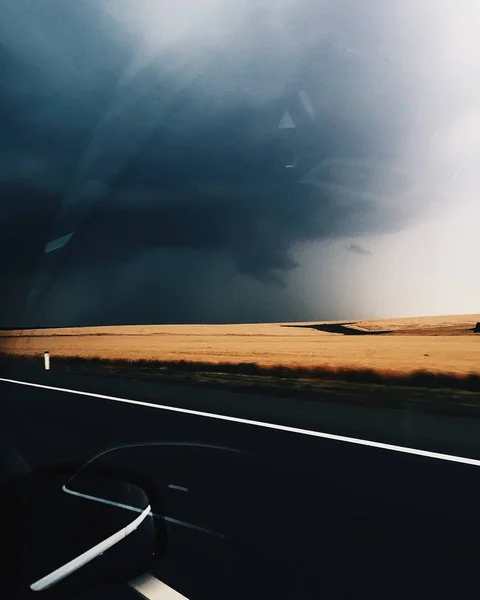 Céu tempestuoso em uma estrada — Fotografia de Stock