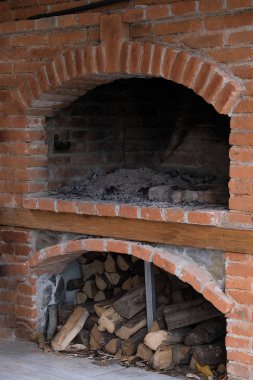 Ateşe yemek pişirmek için eski büyük tuğla fırın.