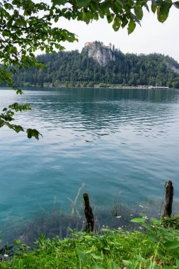 Slovence göl kenarında yatay görünüm kan kaybından öldü. Avrupa Alpine resort.