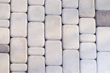 Taş döşeme beyaz kaldırımda.