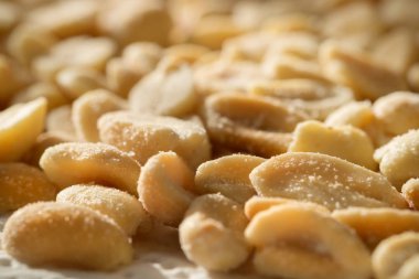 Fıstık tuz, yumuşak odak ile serpilir. Ceviz gibi arka plan.