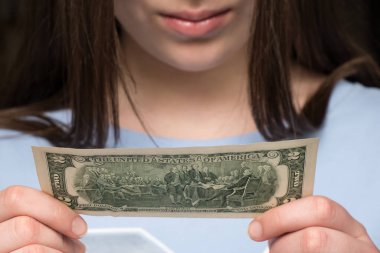  Kız dolar tutan ve para arıyor. Kavram: çocuk ve para, genç nesil iş.
