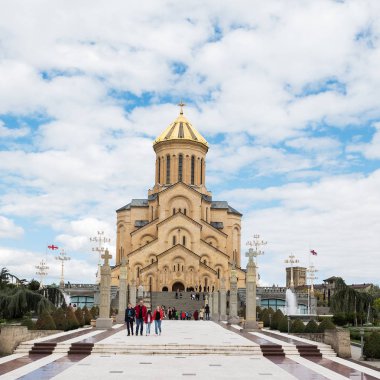 Tsmind Sameba Katedrali Tiflis - 22 Nisan: Tsmind Sameba Katedrali Tiflis turistler. Tbilisi üzerinde 22 Nisan 2018