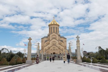 Tsmind Sameba Katedrali Tiflis - 22 Nisan: Tsmind Sameba Katedrali Tiflis turistler. Tbilisi üzerinde 22 Nisan 2018