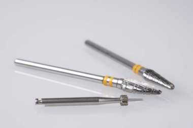 Tıbbi gereçler seti yakın plan. Küçük öğütücü tekerlek.