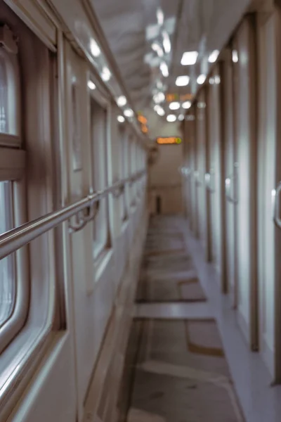Довгий коридор всередині пасажирського вагона. Геометричні лінії, розмиті — стокове фото
