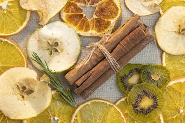Meyve karışımı arka plan. Kurutulmuş meyve portakalı, elma armut kivi ve tarçın çubukları.