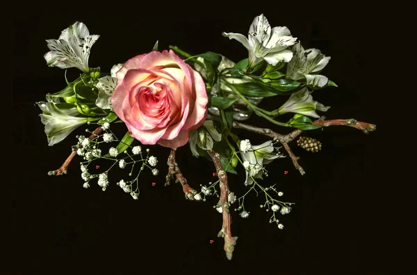 A fehér virágok, rózsaszín rózsa, és a száraz gallyak csokor — Stock Fotó