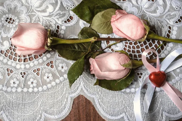 Strauß aus Knospen von rosa Rosen und rotem Herz mit Schleifen — Stockfoto