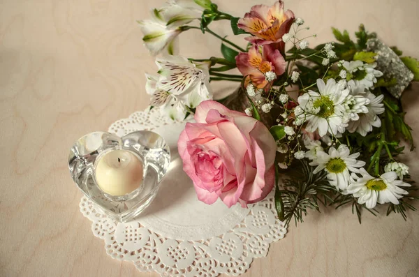 Bouquet di fiori delicati con rosa rosa e cuore di candeliere di cristallo — Foto Stock