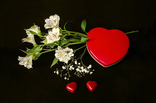 Caja corazón con ramo de delicadas flores blancas Fotos de stock