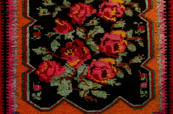 Alfombra central de la parte inferior con rosas rojas — Foto de Stock