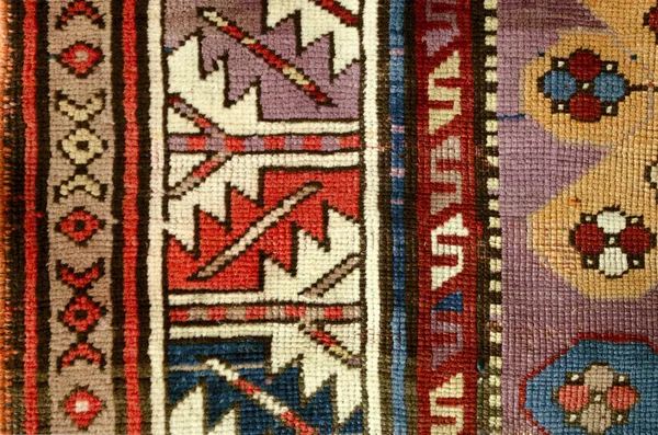 Alfombra de lana étnica con muestra de los patrones geométricos —  Fotos de Stock