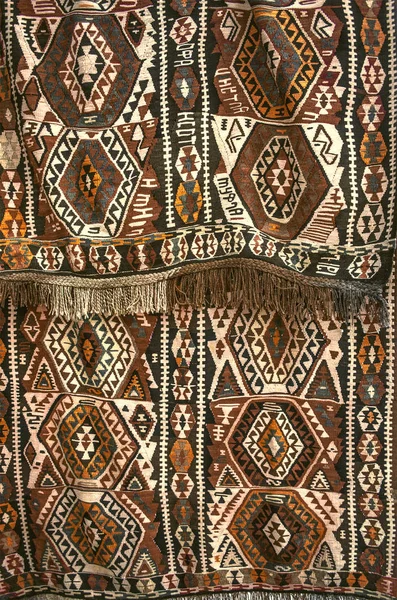 Nagy ősi népi geometriai mintás szöszmentes keleti szőnyeg — Stock Fotó