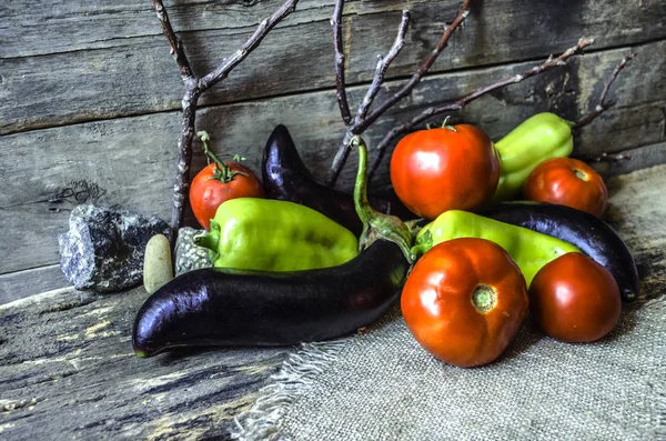 Перетирати перець, помідори та баклажани на спалених дошках — стокове фото